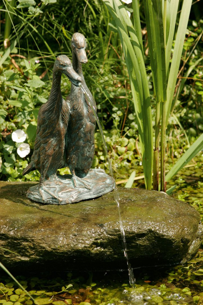 Bronzeskulptur Laufenten klein, wasserspeiend