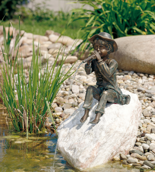 Bronzeskulptur Toni klein, flötenspielend, wasserspeiend