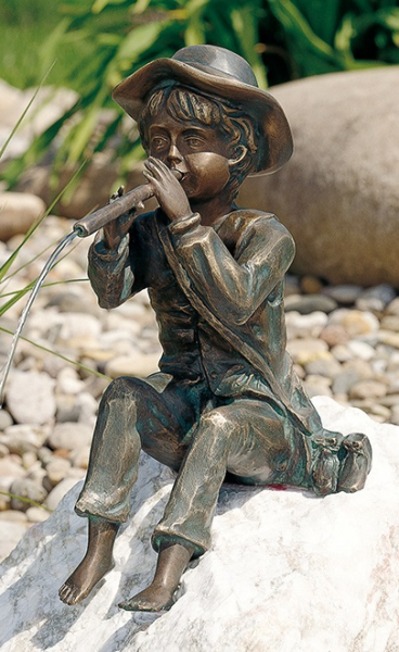 Bronzeskulptur Toni klein, flötenspielend, wasserspeiend