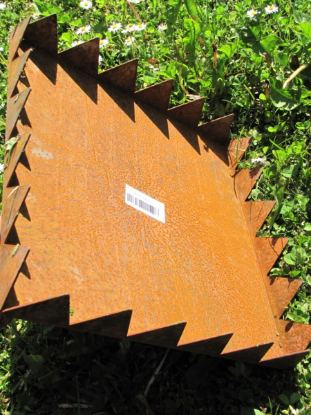 Trittplatte oder Wegplatte aus Metall für den Garten