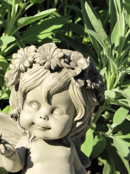 Elfe Lalula mit Blüte aus Resin