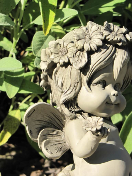 Elfe Lalula mit Blüte aus Resin