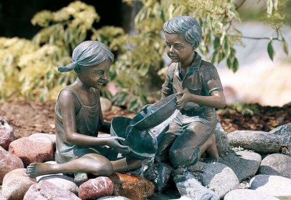 2er Set Bronzefiguren Sara und Simon wasserspeiend